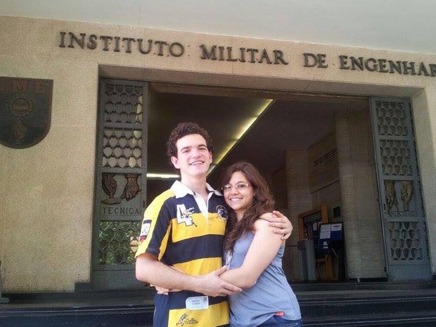 Bruna Alves Ramalho e Raphael Mendes de Oliveira após aprovação no IME (Foto: Bruna Alves Ramalho/G1)