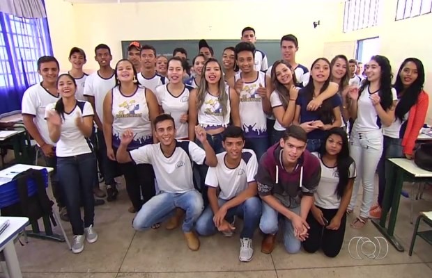 Turma decidiu abrir mão de festa de final de ano para ajudar Ana Luisa em Goiás (Foto: Reprodução/ TV Anhanguera)