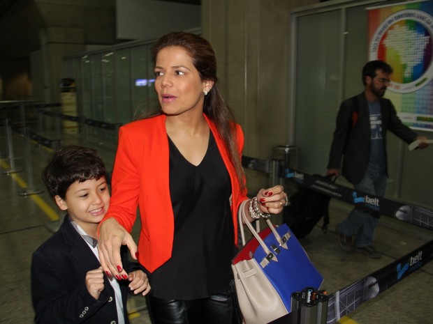 Nívea Stelmann com o filho, Miguel, em aeroporto no Rio (Foto: Marcello Sá Barreto/ Ag. News)