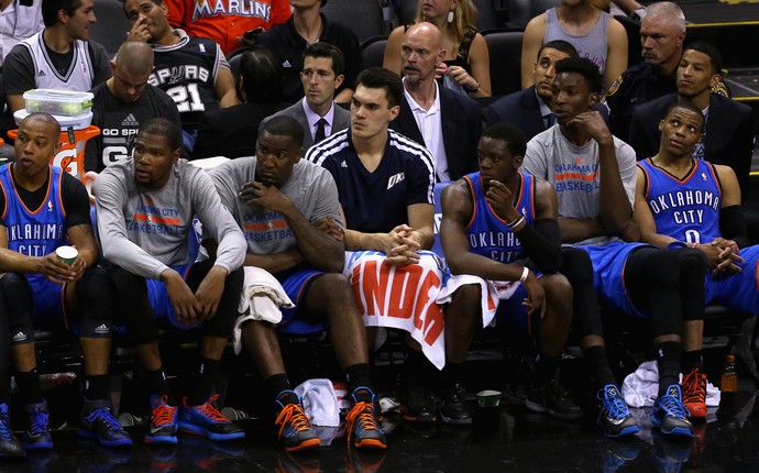 Jogadores lamentam no banco do Oklahoma City Thunder (Foto: Getty Images)