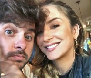 Claudia Leitte faz selfie com o marido Márcio (Foto: Vídeo Show / TV Globo)