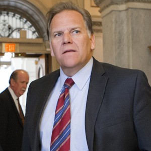 Mike Rogers em foto tirada em 26/4. Presidente de comissão diz que FBI procura mais suspeitos (Foto: J. Scott Applewhite/AP) Mike Rogers em foto tirada em 26/4. Presidente de comissão diz que FBI procura mais suspeitos (Foto: J. Scott Applewhite/AP)