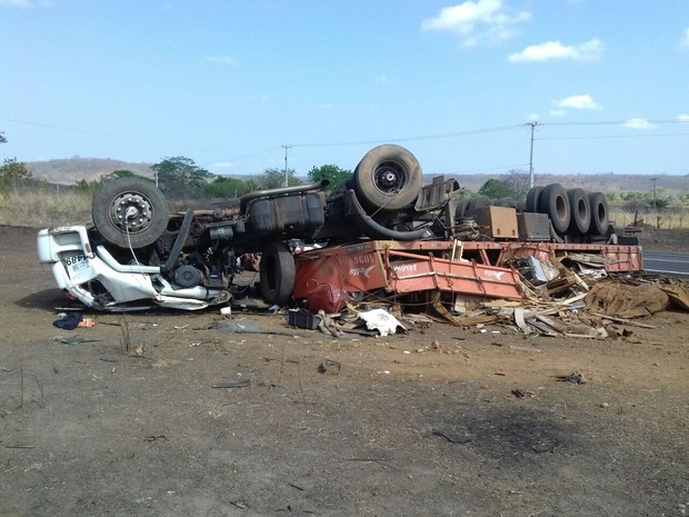 Corpo de Bombeiros foi acionado para retirar o corpo do condutor, que ficou preso nas ferragens, no Piauí (Foto: PM/Divulgação)