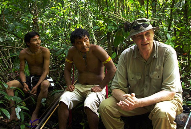 O rei Harold V, rei da Noruega, entre índios na Amazônia (Foto: Rainforest Foundation Norway / ISA Brazil)