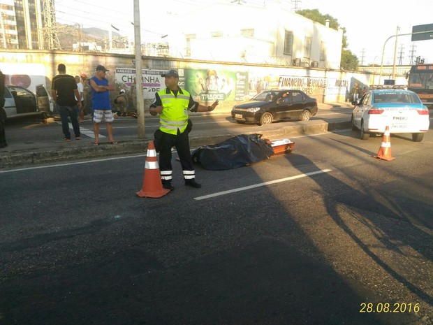 G1 Acidente Com Carro De Funerária Deixa Feridos Em Nova Iguaçu Rj Notícias Em Rio De Janeiro 7742