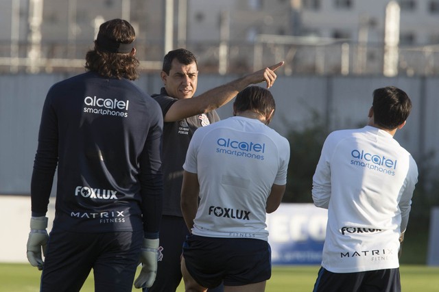 Pressão na saída e triangulações: como Corinthians vai tentar vencer o clássico