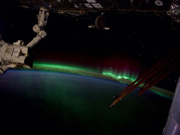 Imagem captada pelo astronauta americano Reid Wiseman, que está na Estação Espacial Internacional, mostra a aurora boreal sobre a Terra (Foto: Reprodução/Twitter/@astro_reid)