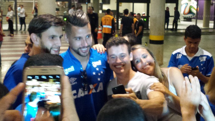 Goleiro Fábio é cercado por torcedores após o clássico no Mineirão (Foto: Marco Antônio Astoni)