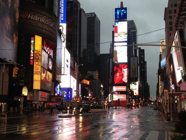 29 de outubro - Em cena rara, Times Square  é vista praticamente vazia devido à aproximação do foracão Sandy, em foto tirada por volta de 9h30 da manhã (Foto: Fabrício Mamberti/Arquivo pessoal)