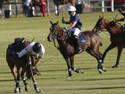 Príncipe Harry cai do cavalo durante partida de polo