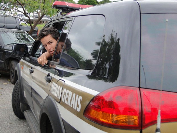 Segundo polícia, pai não tem envolvimento com o caso; em um carro da polícia, ele vai até o RJ reencontrar o filho (Foto: Humberto Trajano/G1)