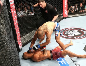 Robbie Peralta vence luta do UFC (Foto: Getty Images)
