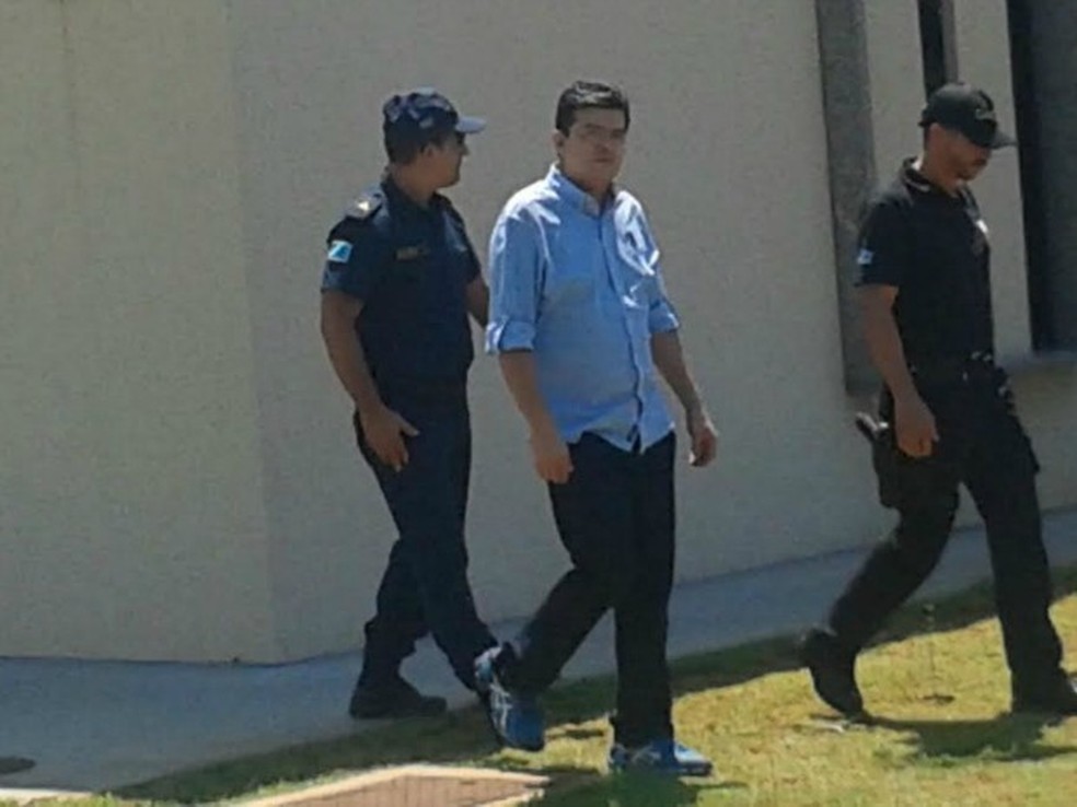 Gilmar Olarte na saída do Gaeco (Foto: Osvaldo Nóbrega/ TV Morena)