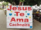 Homem faz vigília na porta de hospital com cartaz: 'Jesus te ama, Cachoeira'