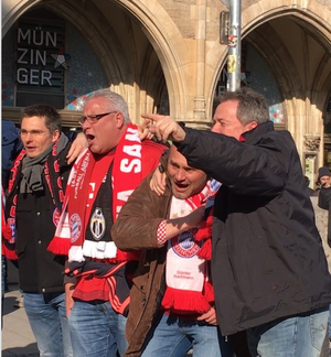 Torcedores do Bayern antes do jogo contra o Juventus em Munique (Foto: Claudia Garcia/GloboEsporte.com)