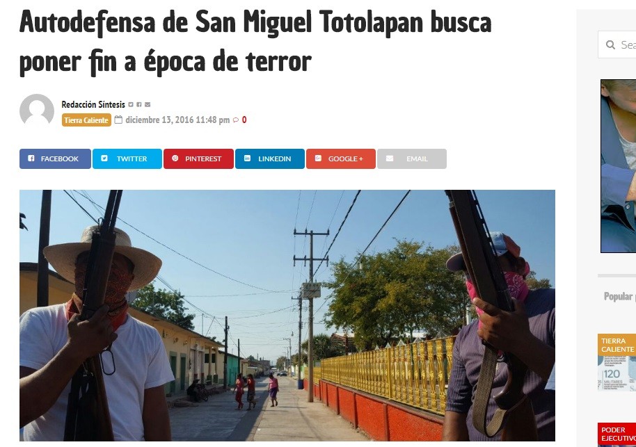 Dois integrantes da milícia patrulha área de San Miguel Totolapan