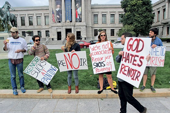 GOSTO SE DISCUTE Protesto em frente ao Museu de Belas Artes de Boston. Os manifestantes não se impressionam com Renoir (Foto: Lane Turner/The Boston Globe/AP)