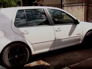 Carro que suspeitos dirigiam quando jovem foi atingido na Bahia (Foto: Imagem/TV Oeste) Carro que suspeitos dirigiam quando jovem foi atingido na Bahia (Foto: Imagem/TV Oeste)