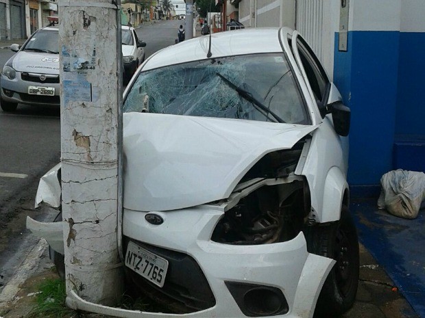 Carro se chocou de frente contra poste em avenida de Cuiabá; passageiro, que era proprietário, morreu. (Foto: Polícia Civil/Reprodução)