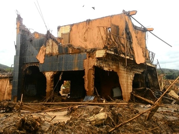 24/11 - Rejeitos de minério da Samarco destruíram o distrito de Bento Rodrigues, em Mariana (Foto: Aline Aguiar/ TV Globo)