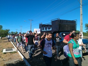 Estudantes da UFT fazem protesto nesta quinta-feira (4) (Foto: Bernardo Gravito/G1)