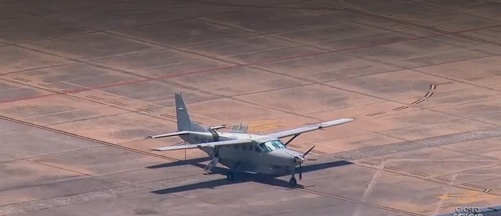 Avião da Coordenação de Aviação Operacional da PF que levará Cabral já estava preparado às 12h30 (Foto: Reprodução/TV Globo)