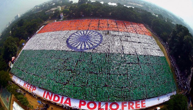 Voluntários criaram mosaico gigante no formato da bandeira da Índia (Foto: Press Trust Of India/AP)