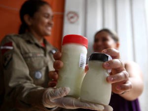 Campanha arrecada fracos para armazenar leite materno para abrigo público (Foto: Divulgação / Agência Pará)