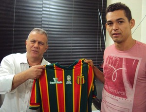 Presidente do clube e novo atacante mostram camisa tricolor (Foto: Afonso Diniz/Globoesporte.com)