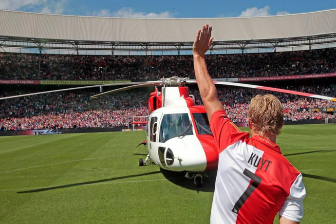 Dirk Kuyt ‏apresentado no Feyenoord (Foto: Reprodução / Twitter)