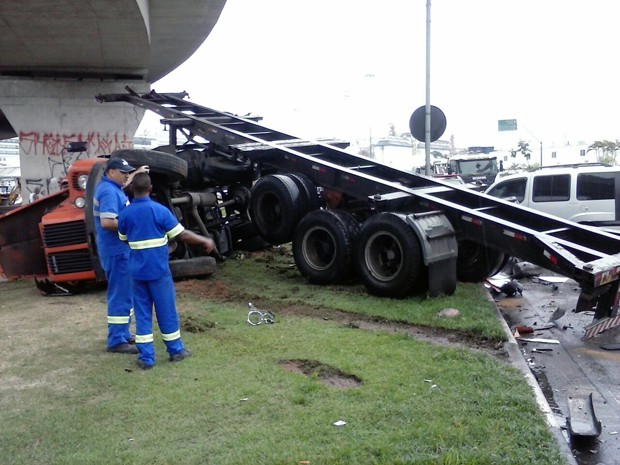 Motorista perdeu o controle do caminhão a atingiu dois carros em Santos, SP (Foto: Paulo Petty/G1)