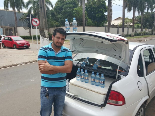Representante comprou vários fardos de água para vender, em RO (Foto: Marco Bernardi/ G1)