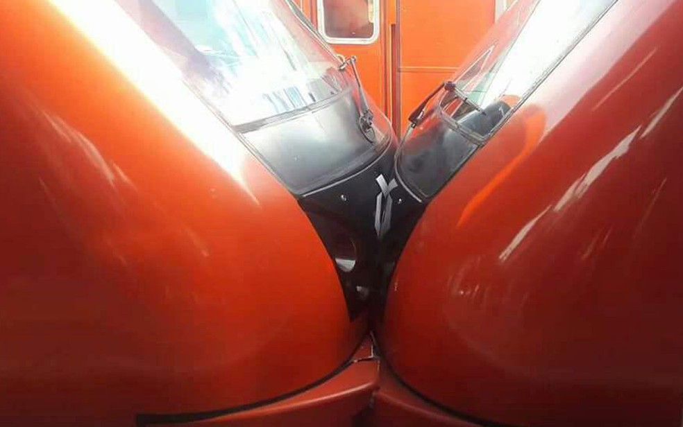 Trens colidem na estação Barueri da CPTM (Foto: Divulgação)