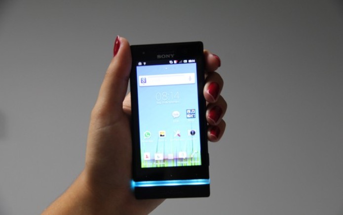 Sony Xperia U é pequeno e cabe na mão (Foto: TechTudo) Sony Xperia U é pequeno e cabe na mão (Foto: TechTudo)
