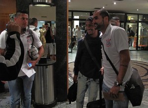 Fã tira foto com Danilo (Foto: Rodrigo Faber)