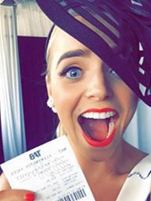 A australiana Chantelle perdeu um prêmio após publicar uma selfie com o bilhete vencedor. (Foto: Reprodução/Facebook/Chantelle)