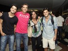 Bruno Gissoni e Rodrigo Simas vão ao teatro com os pais