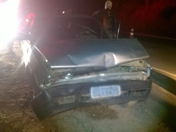 Duas pessoas ficaram feridas em batida entre carro e caminhão na MG-167, em Varginha, MG (Foto: Corpo de Bombeiros/Varginha) Duas pessoas ficaram feridas em batida entre carro e caminhão na MG-167, em Varginha, MG (Foto: Corpo de Bombeiros/Varginha)
