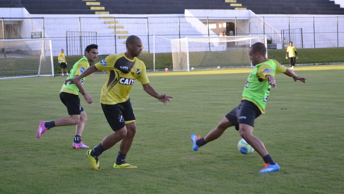 Atacante Gil, ex-Corinthians, está treinando no ABC, em Natal (Foto: Jocaff Souza/GloboEsporte.com)