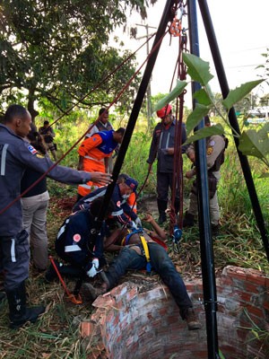 Homem é resgatado após cair em cisterna de 18 metros em Feira de Santana (Foto: Divulgação/Corpo de Bombeiros)