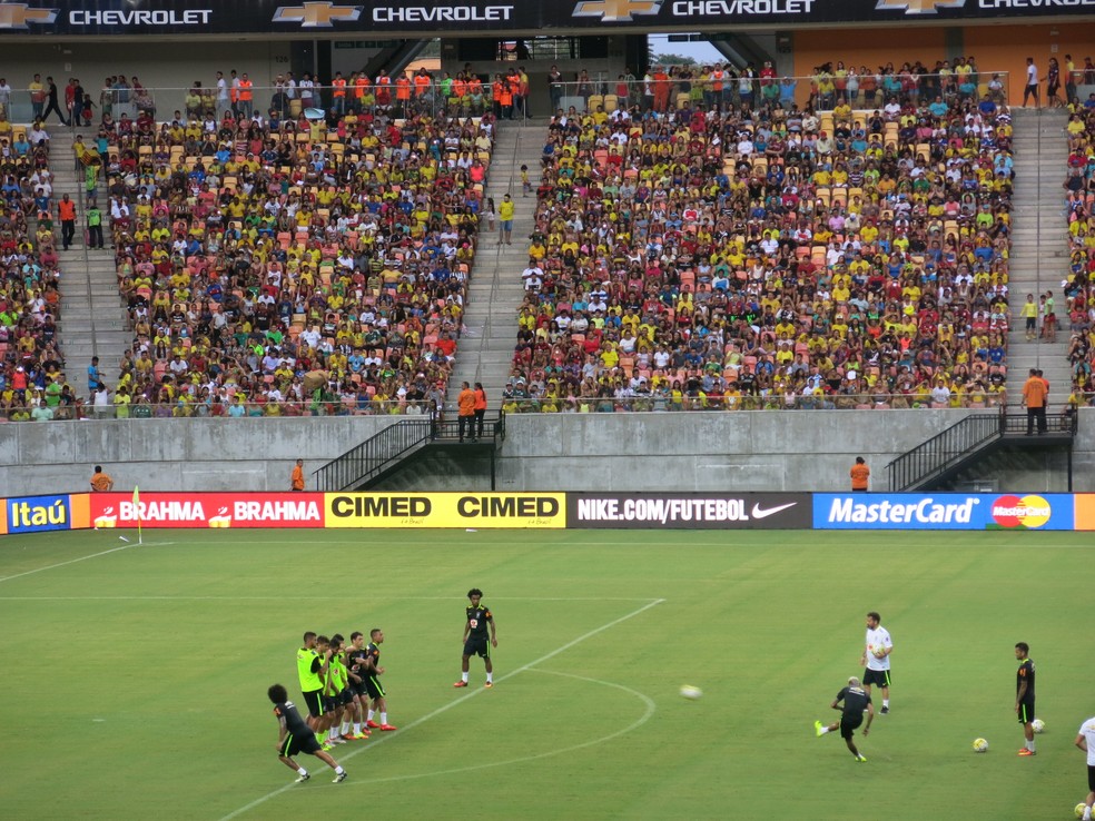 Último trei no aberto da seleção brasileira em Manaus recbeu ótimo público (Foto: Edgard Maciel de Sá)