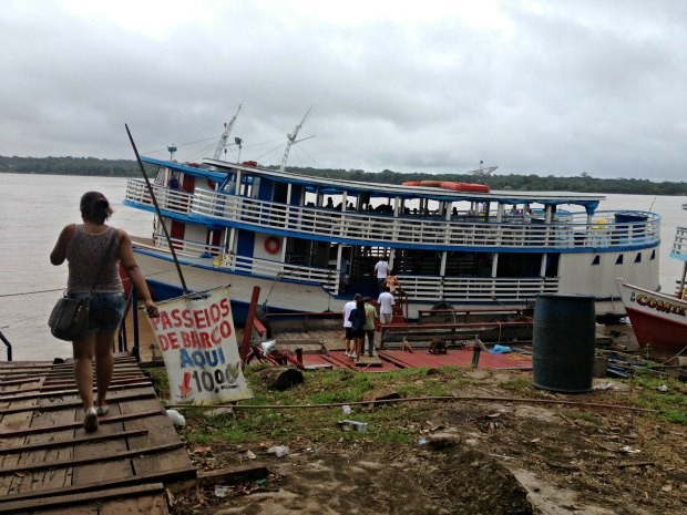 Pessoas descem apressadas para não perder o barco (Foto: Ivanete Damasceno / G1)