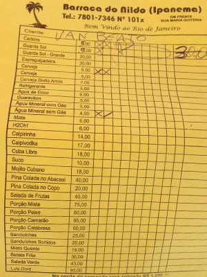 Tabela de barraca em Ipanema tem salada de frutas a R$ 40 e calabresa a R$ 60 (Foto: Denilson Forato)
