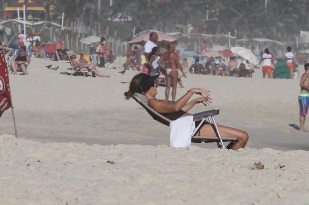 Christine Fernandes na praia da Barra da Tijuca, RJ (Foto: Wallace Barbosa/AgNews)