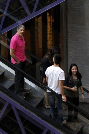 William Bonner com a família no shopping (Foto: Johnson Parraguez / Foto Rio News)