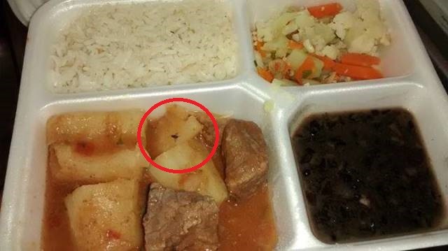 Funcionária postou foto de mosca na comida (Foto: Divulgação)