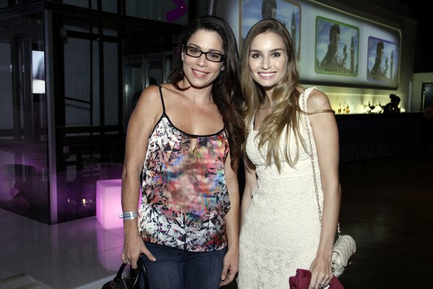 Thalita Lippi com amiga em show no Rio (Foto: Thyago Andrade/ Foto Rio News)