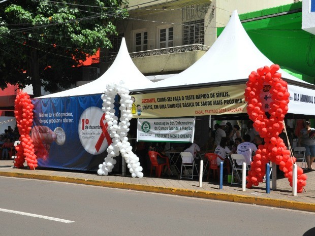 Estande é montado para informar população sobre a Aids em Campo Grande, MS. (Foto: Laura Toledo/ G1 MS)