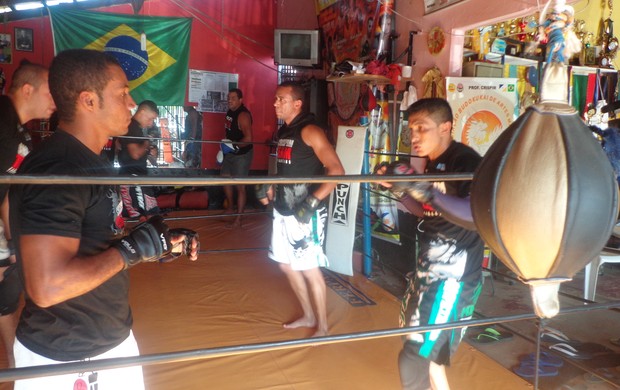 Garagem adaptada vira centro de treinamento para atletas de MMA (Foto: Marcos Martins/GLOBOESPORTE.COM)