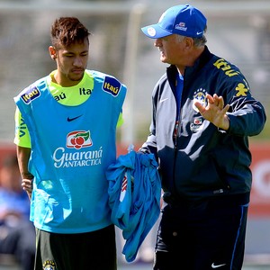 Felipão com Neymar no treino da Seleção (Foto: Alexandre Loureiro / VIPCOMM)